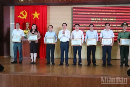 Bí thư Tỉnh ủy Đắk Lắk Nguyễn Đình Trung tặng Bằng khen của Ủy ban nhân dân tỉnh cho các tập thể có thành tích xuất sắc trong phong trào cả nước chung tay xóa nhà tạm, nhà dột nát trên địa bàn tỉnh năm 2025.