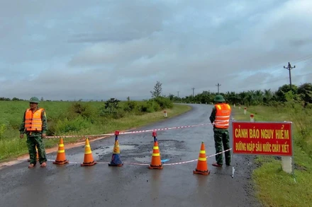 Các lực lượng chức năng đặt biển cảnh báo đường bị ngập sâu nguy hiểm và canh gác không cho người dân đi qua lại.