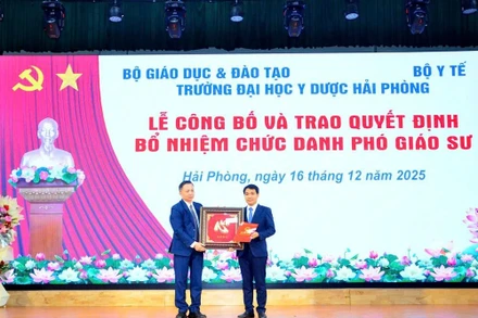 Bác sĩ Đinh Dương Tùng Anh nhận quyết định bổ nhiệm chức danh Phó Giáo sư.