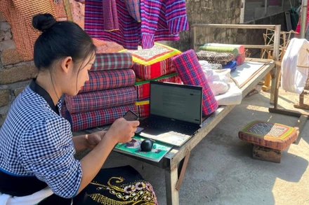 Việc thành thạo các kỹ năng sử dụng công nghệ số giúp chị Hà Thị Thảo điều hành Hợp tác xã dệt bông tốt hơn.