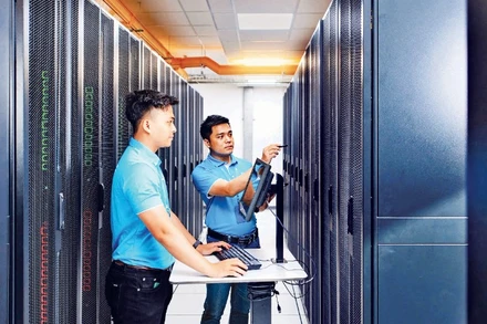 Trung tâm Dữ liệu của CMC Telecom - Data Center đầu tiên tại Việt Nam sở hữu trọn bộ ba chứng chỉ Uptime Tier III (Thiết kế, Xây dựng và Vận hành bền vững) khẳng định năng lực hạ tầng đạt chuẩn quốc tế về độ tin cậy, an toàn và tính sẵn sàng cao. Ảnh: CMC