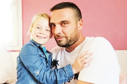 Nhờ sự nhân văn của một đạo luật, Jonathan Dupré có thể đồng hành cùng con gái điều trị bệnh.