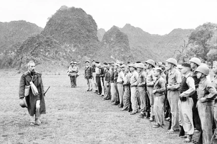 Chủ tịch Hồ Chí Minh thăm một đơn vị bộ đội ở Cao Bằng vừa tham gia Chiến dịch Biên giới năm 1950. (Ảnh TTXVN)