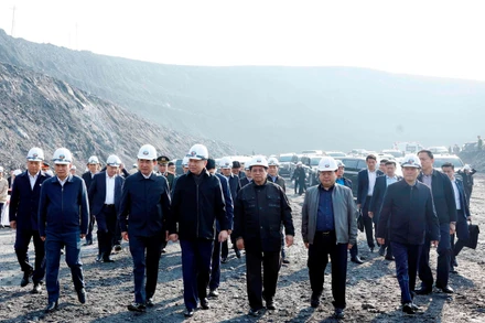 Nói chuyện với công nhân ngành than, Tổng Bí thư Tô Lâm chia sẻ, sau Đại hội XIV, việc Đoàn công tác Trung ương đến với anh chị em công nhân mỏ than Quảng Ninh không phải là một hoạt động mang tính nghi lễ, mà xuất phát từ bản chất, cội nguồn và phương pháp lãnh đạo của Đảng. (Ảnh: Thống Nhất - TTXVN)