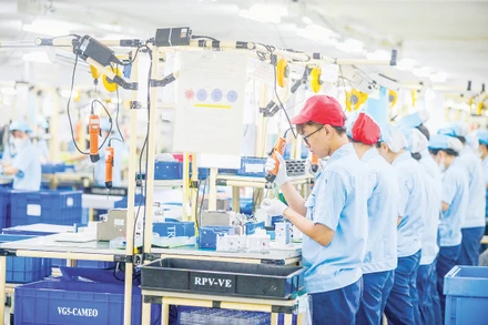 Công nhân trong ca sản xuất tại Công ty TNHH Rhythm. Ảnh trong bài | THÀNH ĐẠT