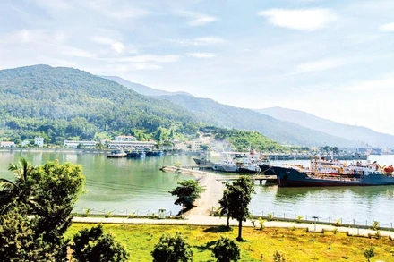 Đây sông núi, biển trời Việt Nam.