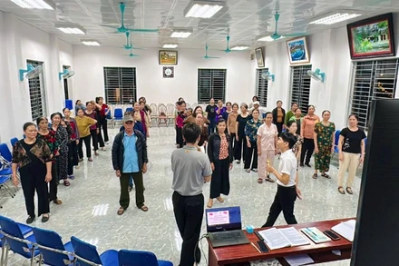 Những đôi chân có thể không còn nhanh nhẹn và đôi khi lạc nhịp nhưng vẫn luôn cố gắng bắt kịp từng điệu nhảy.