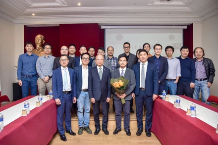 TS Phan Quang Anh (thứ ba, từ phải sang) tham dự Lễ ra mắt VietNuc tại Đại sứ quán Việt Nam ở Pháp, năm 2025. (Ảnh Minh Duy)