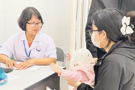 Tiêm chủng miễn phí cho trẻ em tại một phường ở thành phố Hà Nội.