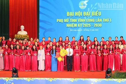 Bí thư Tỉnh ủy Vĩnh Long Trần Văn Lâu tặng hoa chúc mừng Ban chấp hành mới. 