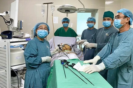 Bác sĩ Bệnh viện đa khoa Vĩnh Long đang tiến hành phẫu thuật. 