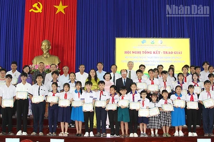 Trao giải cho các em đạt giải Cuộc thi sáng tạo thanh thiếu niên nhi đồng. 