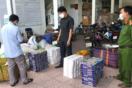 Lực lượng chức năng Vĩnh Long tăng cường bắt các vụ buôn bán thuốc lá nhập lậu. 