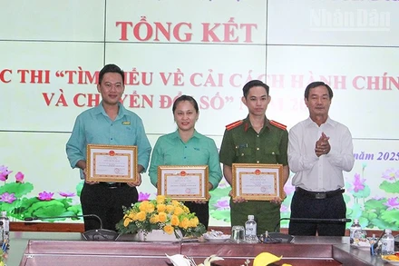 Ban Tổ chức trao giải cá nhân.