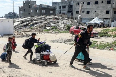 Người dân Palestine sơ tán tránh xung đột khỏi khu vực Jabalia, phía bắc dải Gaza, ngày 19/5/2025. (Ảnh: THX/TTXVN)