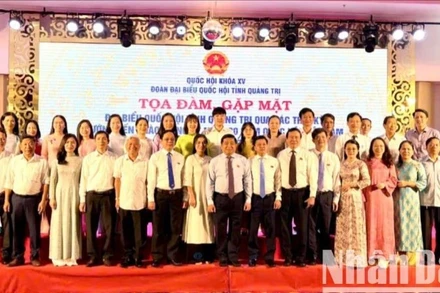 Phó Thủ tướng Chính phủ Nguyễn Chí Dũng cùng các Đại biểu Quốc hội tỉnh Quảng Trị qua các thời kỳ.