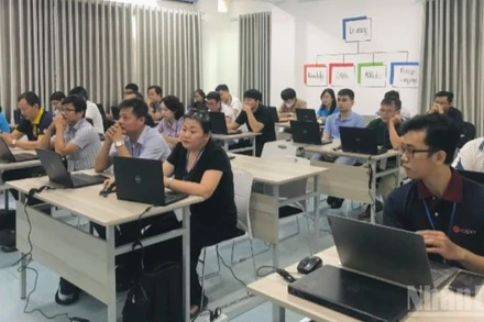 Các thí sinh tham gia Hội thi “Quản trị mạng giỏi”.