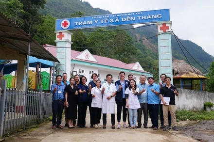 Đoàn thăm và làm việc tại Trạm y tế xã Dền Thàng, huyện Bát Xát, tỉnh Lào Cai. (Ảnh: PV)