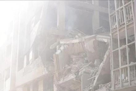 Tòa nhà bị phá hủy sau cuộc không kích của Israel tại Tehran, Iran. (Ảnh: THX/TTXVN)