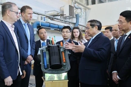 Thủ tướng Phạm Minh Chính trao đổi khi tham quan Phòng thí nghiệm hạt nhân của Viện Nghiên cứu Hoàng gia Thụy Điển. (Ảnh: VGP/NHẬT BẮC)