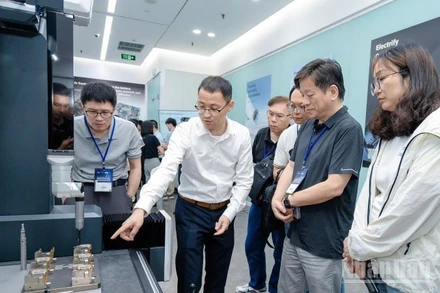 Giới thiệu các công nghệ mới hỗ trợ sản xuất. (Ảnh: PV)