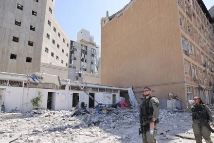 Toà nhà tại bệnh viện Soroka ở Beersheba (Israel) bị hư hại do trúng tên lửa của Iran, ngày 19/6/2025. (Ảnh: THX/TTXVN)