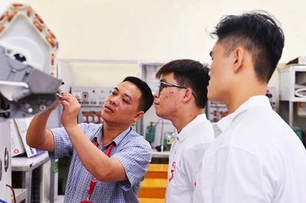 Người thôi việc đi học nghề được trợ cấp một khoản kinh phí học nghề bằng chi phí cho khóa học nghề tối đa là 6 tháng mức lương hiện hưởng để đóng cho cơ sở dạy nghề. (Ảnh NGUYỄN CÔNG/nhandan.vn)