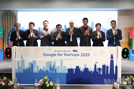 Các đại biểu thực hiện nghi thức khởi động chương trình "Kiến tạo tương lai Việt Nam". (Ảnh: HNV)