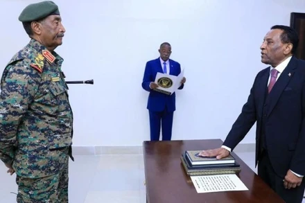 Ngày 31/5, Thủ tướng mới của Sudan Kamil Idris đã chính thức tuyên thệ nhậm chức trước Chủ tịch Hội đồng Chủ quyền chuyển tiếp Abdel Fattah al-Burhan. (Ảnh: IBRAHIM ADAROUB/THX)