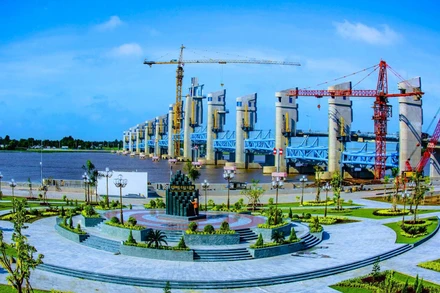 Trong kế hoạch đầu tư công trung hạn, cần bổ sung kinh phí xây dựng thêm các công trình trọng điểm tại Vùng kinh tế Đồng bằng sông Cửu Long (trong ảnh là công trình thủy lợi Cái Lớn-Cái Bé).