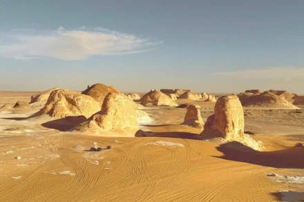 Ở chân các đồi trầm tích, cát vẫn màu vàng nâu.