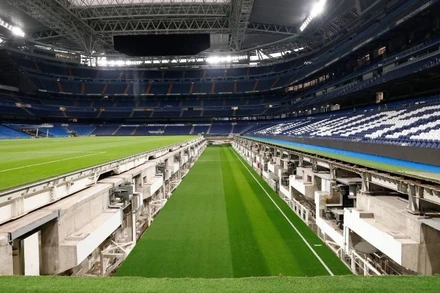 Hệ thống sân cỏ thu gọn khổng lồ bên dưới sàn đấu của sân Bernabeu. Ảnh | RM 