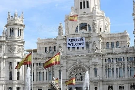Banner chào mừng người di cư treo bên ngoài Tòa thị chính Madrid. Ảnh | Dreamstime
