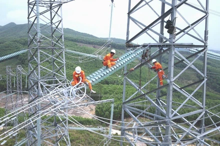 Dự án đường dây 500 kV Lào Cai-Vĩnh Yên đã chính thức hoàn thành sau sáu tháng thi công thần tốc, rút ngắn được gần tám tháng so tiến độ được phê duyệt. (Ảnh Lê Tiên)