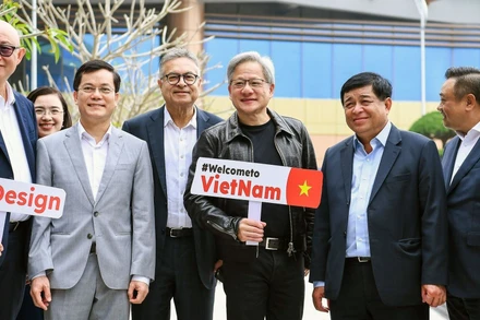 Ông Jensen Huang (đứng giữa), Chủ tịch kiêm CEO NVIDIA, mong muốn đưa Việt Nam trở thành “ngôi nhà thứ hai” của Tập đoàn. Ảnh | NIC