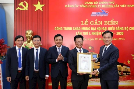Trao quyết định của Ban Thường vụ Đảng ủy Chính phủ công nhận công trình chào mừng Đại hội đại biểu Đảng bộ Chính phủ lần thứ I cho đại diện Đảng ủy Tổng công ty Đường sắt Việt Nam.
