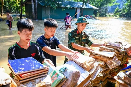 Toàn Đảng, toàn dân, toàn quân đang nỗ lực khắc phục hậu quả thiên tai. (Ảnh THÀNH ĐẠT)