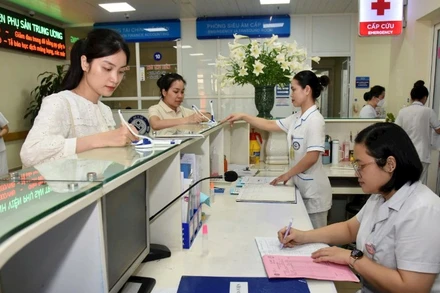 Đón tiếp người dân đến khám chữa bệnh tại Bệnh viện Phụ sản Trung ương. Ảnh | Trần Hải