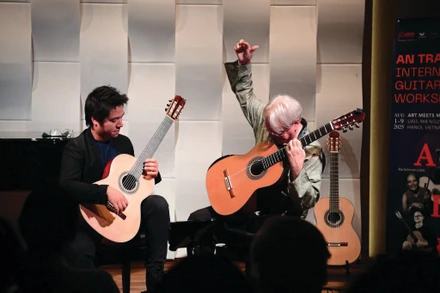 Giáo sư Benjamin Verdery (bên phải ảnh) biểu diễn cùng An Trần, tại workshop năm 2025.