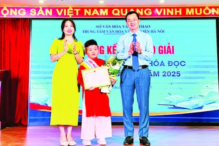 Ban tổ chức trao Giải nhất tặng em Nguyễn Quang Đăng, học sinh Trường tiểu học An Dương.