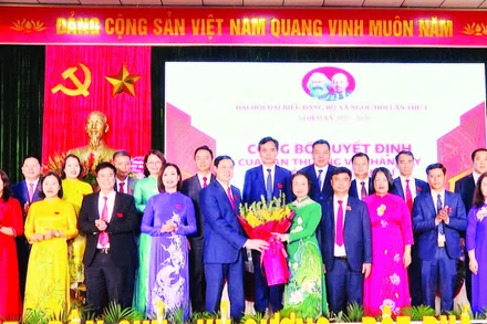 Lãnh đạo thành phố Hà Nội chúc mừng Ban Chấp hành Đảng bộ xã Ngọc Hồi nhiệm kỳ 2025-2030. (Ảnh HƯƠNG GIANG)