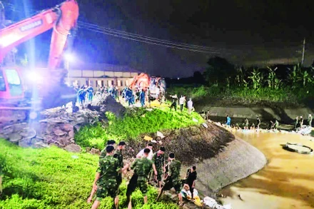 Xử lý sự cố mạch đùn, mạch sủi trạm bơm Cẩm Bào. (Ảnh MAI TOAN)