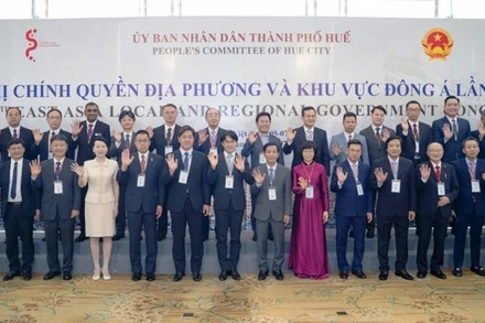 Các đại biểu chụp hình lưu niệm tại hội nghị.