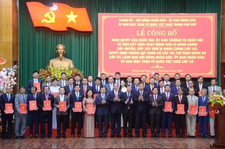 Phó Chủ tịch Quốc hội Trần Quang Phương cùng lãnh đạo thành phố chúc mừng Bí thư Đảng ủy các xã, phường mới sau sắp xếp.