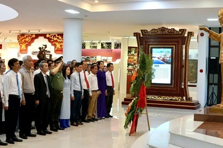 Lễ dâng hoa nhằm tri ân và tưởng nhớ công ơn trời biển của Chủ tịch Hồ Chí Minh