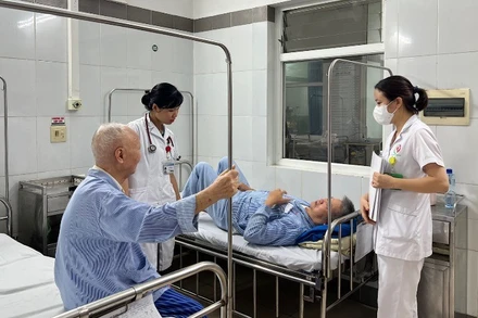 Bệnh nhân bảo hiểm y tế được chăm sóc chu đáo tại Bệnh viện Đa khoa Đông Anh (Hà Nội). 