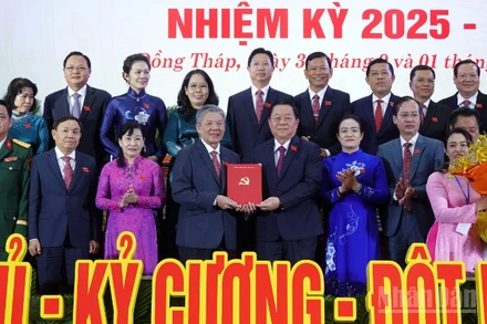 Đồng chí Nguyễn Trọng Nghĩa, Ủy viên Bộ Chính trị, Bí thư Trung ương Đảng, Trưởng ban Tuyên giáo và Dân vận Trung ương thay mặt Bộ Chính trị trao quyết định cho đồng chí Ngô Chí Cường. 