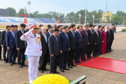 Các đồng chí lãnh đạo, nguyên lãnh đạo Đảng, Nhà nước thành kính tưởng nhớ công lao to lớn của Chủ tịch Hồ Chí Minh.