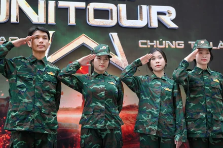 Sinh viên Thủ đô hóa thân thành những chiến sĩ tại chương trình.