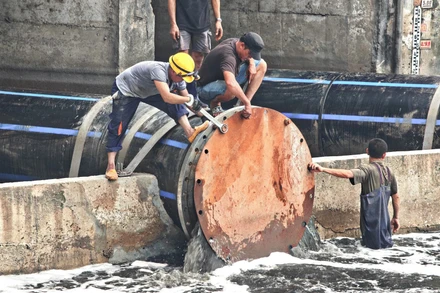 Công nhân mở hai đường ống dẫn nước từ hồ Tây về sông Tô Lịch.